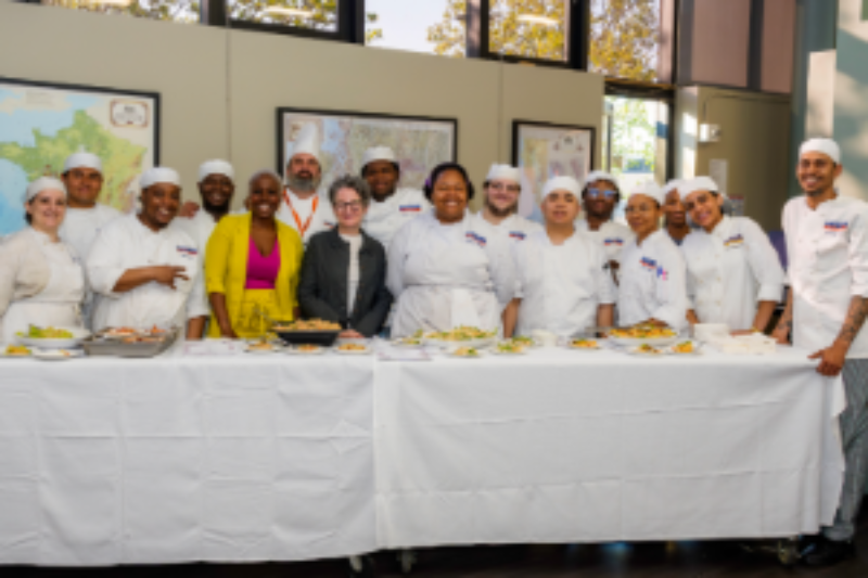 Chef Michael DiGiovanni's catering class with Chef Shelly Flash '15 and President Suri Duitch